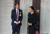 快訊/吳欣盈「男神級洋老公」現身了！立法院護妻產後復出　甜喊這一句