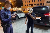 影/女兒昏倒了幫幫我！父當街攔警求助　警車開路6分鐘成功搶命