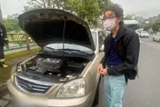 水箱破裂、車頭狂冒白煙！男下匝道慌張棄車逃生