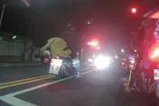 影/道路版大法師深夜嚇壞路人　警：已違規最高可罰600元