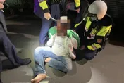 影/「2條通」要坐3年牢裝傻又裝病　通緝男拒捕狂奔遭警撲倒