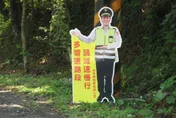 下班了！站崗12年警察人形立牌　台東縣警局今全面拆除