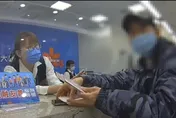 「金控經理」報好康投資穩賺不賠　他聽完警員解釋怒撕10萬匯款單