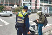 擺脫「行人地獄」惡名！「車不讓人」3/31起罰則加重　桃園警首日取締441件