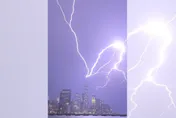 影/紐約世貿中心一號大樓雷暴中遭閃電擊中　驚人畫面曝光