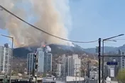 影/首爾仁王山大火延燒3小時　當局緊急撤離120戶居民