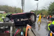 雲林轎車路口暴衝！翻車壓爆自來水管線「水柱噴出」　駕駛被驗出這反應