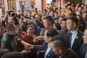 影/馬英九訪陸兩岸破冰　夜逛長沙太平老街　民眾爭相握手塞爆了