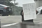 男子國道匝道口下跪磕頭！舉牌「媽媽住院請幫忙」　警協助被拒「內有隱情」