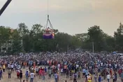 影/和尚「空中撒15萬鈔票」慶生　民眾伸手搶錢擠破頭