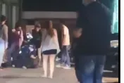 影/3舞小姐對決！「哭爹喊娘」連辣椒水也停不下來　下秒警用這招制伏