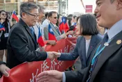 「太久沒選舉忘台語、考察團來買東西」頻失言！網酸蔡英文沒「這個」就開始丟臉