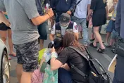快訊/連假出遊意外！少女旗津過馬路被車撞　雙腿站不起來