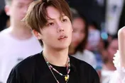 男星「1年內送走3至親」！曾為照顧母親暫退娛樂圈　看戶口本慟：只剩我自己了