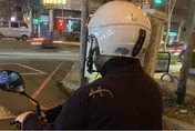 他揹著大壁虎遊車河！乍看以為是LOGO　網笑翻：行動捕蚊器