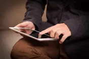 監守自盜？警察豪宅查案「順手偷iPad」　機警婦開GPS定位捉賊