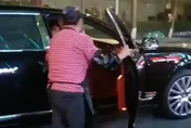 影/在家太無聊！飯店女工搭千萬賓利上下班　坦承「一天不洗碗渾身難受」