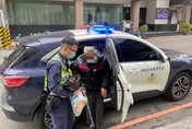 影/天天都過清明節！警驚見住超商老夫妻「祖先牌位」隨身　背後滿是洋蔥