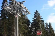 醉男搭雪場纜車摔出窗外　直插警示竿慘死