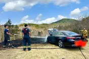 有夠衰！屏東公墓「超貴」火警　400萬賓士雙門跑車慘遭延燒