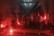 反年改示威加速延燒！法民眾佔「貝萊德巴黎總部」...馬克宏最愛小酒館也遭縱火