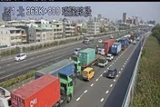 快訊/國1高雄路段傳車禍！貨櫃車失控翻車　「回堵5km」上班時間塞爆