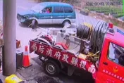 影/南投婦開車恍神衝消防隊！小隊長上車3秒就被撞　幸無人傷