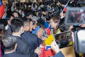 馬英九回來了！她獻出人生首次接機　高舉「馬總統辛苦了」展開超意外結局