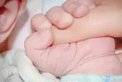 驚！女嬰眼皮冒詭異瘀青「1個月變黑眼圈」　檢查竟是第4期癌症