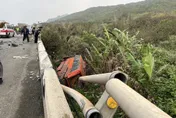 快訊/花蓮客運對撞小客車　豐濱台11線驚悚車禍…乘客拋飛橋下釀4傷