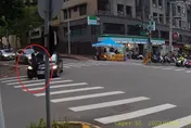 影/三寶不長眼，馬路如虎口！明知有人油門仍催落…她過個馬路挨撞「骨盆重摔著地」