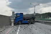 影/整輛車霸氣堵滿車道！林口台15線南下22.1K聯結車自撞翻覆　駕駛一度受困