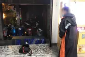 影/這麼講武德？笨賊偷娃娃機店兌幣機　大方狂敲猛打被住戶嫌「太吵」秒遭發現