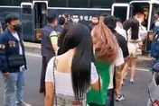 影/辣妹排隊上車！高雄檢警突襲「大帝國舞廳」　一票人帶走驗尿