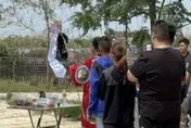 影/台南醫院門口遭丟包死者「不甘願走」？家屬招魂一度「擲嘸筊」