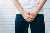 工程師鼠蹊部長痘「膿液狂流」包尿布上班！醫曝：非青春痘是「汗腺炎」