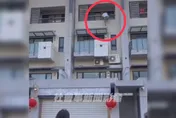 小孩、鑰匙一起忘在民宿裡！他「飛簷走壁到4樓」救出人