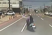 影/台南「螃蟹切大嬸」囂張橫行！救護車慘遭逼車被迫逆向　鳴笛按喇叭全不理