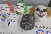 影/戴面具比較派？明仁會率眾勒索逼「退課程費」又迫簽1500萬本票　警逮5嫌落網