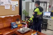 影/穿媽咪鞋去冒險！男童趁母睡翻開溜被攔截　警當奶爸有模有樣
