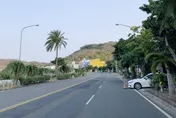 太囂張！墾丁「天兵停車術」車頭佔慢車道　警方要罰了