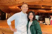 63歲鍾楚紅超凍齡！名廚江振誠曬同框合照　嗨喊：我的擋泥板女神