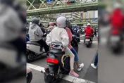 這就是「手排」車！電動車後座女童背後手拿車牌　恐噴8100元