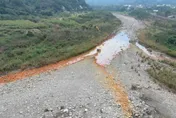 黑心廠商偷倒強酸廢液釀汙染！「河床滿江紅」波及3縣　疑有官員包庇