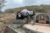 影/真的卡到人家祖墳！恆春男過彎失控　車竟開進公墓整台慘側翻