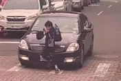 影/眼瞎的「行人地獄」！走斑馬線差點被闖紅燈的黑車收掉　幸好學童做了「這動作」