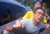 影/公親變事主糗大了！騎士排解夫妻車上糾紛　歐多拜竟被莽夫騎走