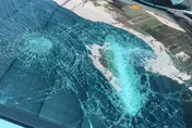 台南「同群猴子」透早網內互打？民眾直擊8+9街頭狠砸車　擋風玻璃碎成蜘蛛網