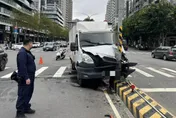 快訊/林口貨車自撞分隔島車頭全毀　駕駛失去意識送醫急救