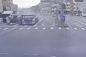 影/嚇死人！曳引車急煞9顆巨大鋼瓶應聲滾落　警方對駕駛開罰